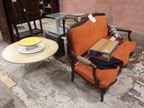 deux chaises et une table posées à même le sol dans une pièce