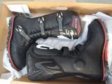 une boîte contenant une paire de bottes de moto