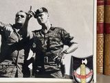une photo de deux hommes en uniforme militaire, debout l'un à côté de l'autre