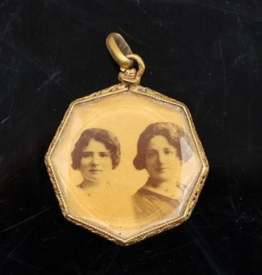 une vieille photo de deux femmes dans un cadre