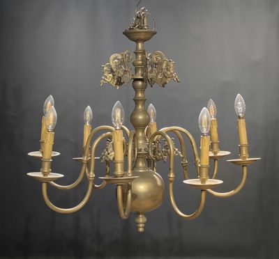 un lustre ancien en laiton à cinq branches et cinq lumières