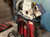 une machine posée sur le sol à côté d'un mur