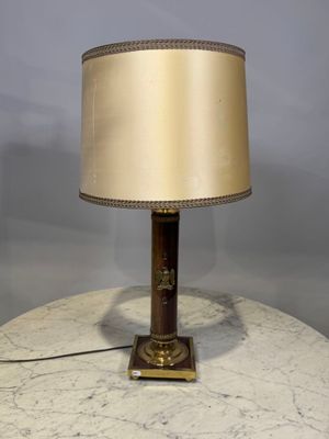 une photo d'une lampe posée sur une table en marbre, avec un abat-jour beige