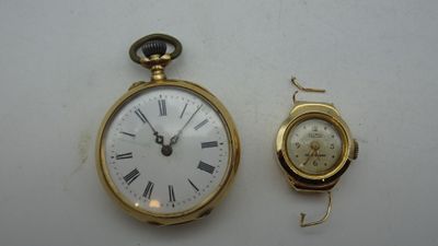 une montre de poche en or et une montre-bracelet en or posées sur une surface blanche