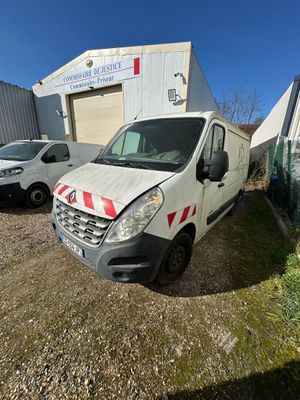 une camionnette garée devant un bâtiment
