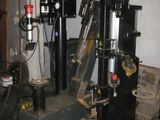 une machine qui se trouve à l'intérieur d'un garage