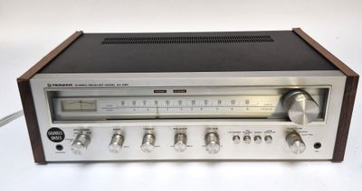 un vieux poste de radio surmonté de nombreux boutons