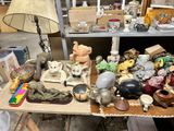 une table sur laquelle se trouvent de nombreux objets différents