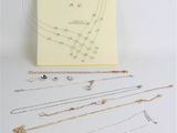 un assortiment de colliers et de bracelets posés sur un fond blanc
