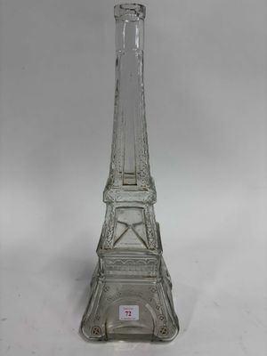 Vase en forme de Tour Eiffel en verre transparent sur fond blanc