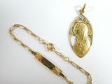 Deux bijoux sont posés sur une surface blanche