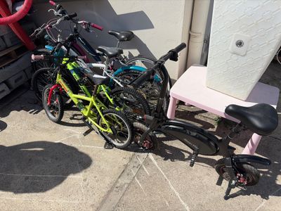 many bikes that are parked next to each other on the sidewalk