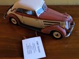 une petite voiture miniature posée sur une table, avec une étiquette de prix