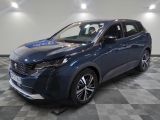 Une Toyota C-HR bleue de 2021 est exposée dans un showroom