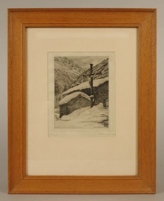 une vieille photo représentant une croix dans la neige, dans un cadre en bois