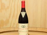 une bouteille de vin posée sur un tonneau