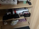 une armoire en bois sur laquelle sont posés de nombreux objets