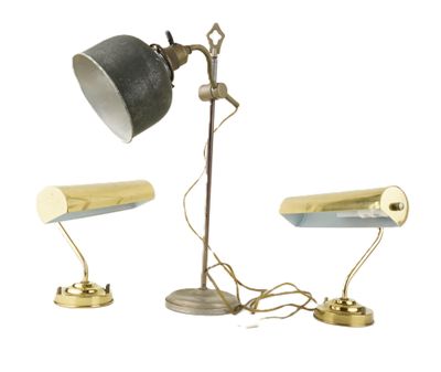 Deux lampes sont posées l'une à côté de l'autre sur une table
