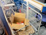 un caddie posé par terre, avec une boîte à l'intérieur
