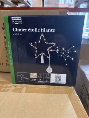 une boîte ornée d'une décoration de Noël dans un magasin