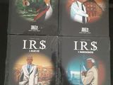 quatre DVD de la série « IRS » posés sur une table