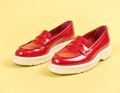 le mocassin rouge se détache sur un fond jaune