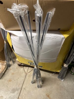 beaucoup de bâtonnets emballés dans du plastique