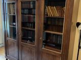 une bibliothèque contenant de nombreux livres dans une pièce