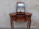 une petite table en bois sur laquelle se trouve un miroir
