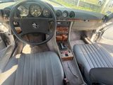 un tableau de bord de voiture avec un volant et un tableau de bord