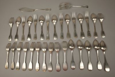 de nombreuses fourchettes et cuillères disposées sur la table