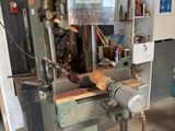 une machine qui se trouve dans un garage
