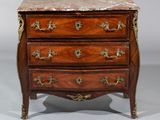 une petite commode avec un plateau en marbre