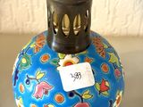 un petit vase bleu orné d'un motif floral