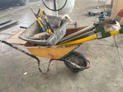 une brouette remplie d'outils dans un garage