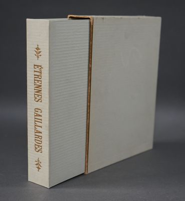 un livre blanc ouvert posé sur une surface grise