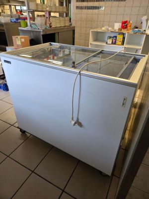 un réfrigérateur qui trône au milieu d'une cuisine