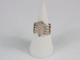 bague en argent massif sertie d'un quartz rose au centre