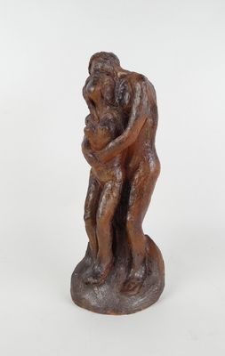 une image représentant une statue d'un homme en train d'enlacer une femme