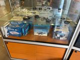 une vitrine en verre contenant de nombreux appareils électroniques