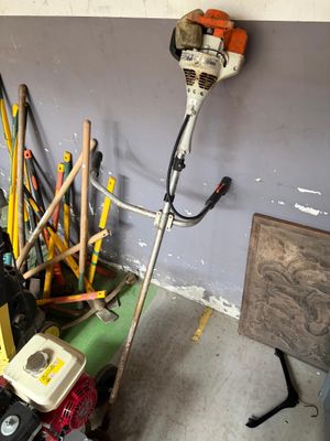 un tas d'outils dans une pièce, avec un mur en arrière-plan