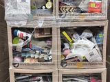 de nombreuses caisses contenant des articles divers, posées sur une palette
