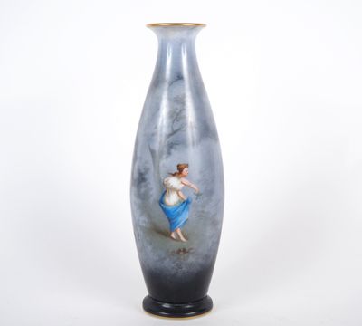 un vase bleu sur lequel est peinte une femme