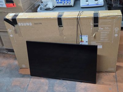un téléviseur posé sur une boîte dans un magasin