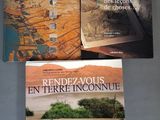 trois livres posés sur une table, dont l'un est une carte et l'autre une photo d'un homme à cheval