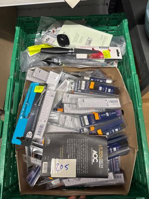une boîte verte remplie de stylos et d'autres fournitures de bureau