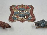 trois œuvres d'art posées sur une table