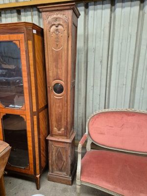 deux chaises et une horloge de parquet dans un coin de la pièce