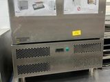 une machine posée sur le comptoir d'une cuisine