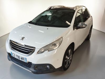 La voiture blanche est garée dans une pièce blanche au sol blanc.